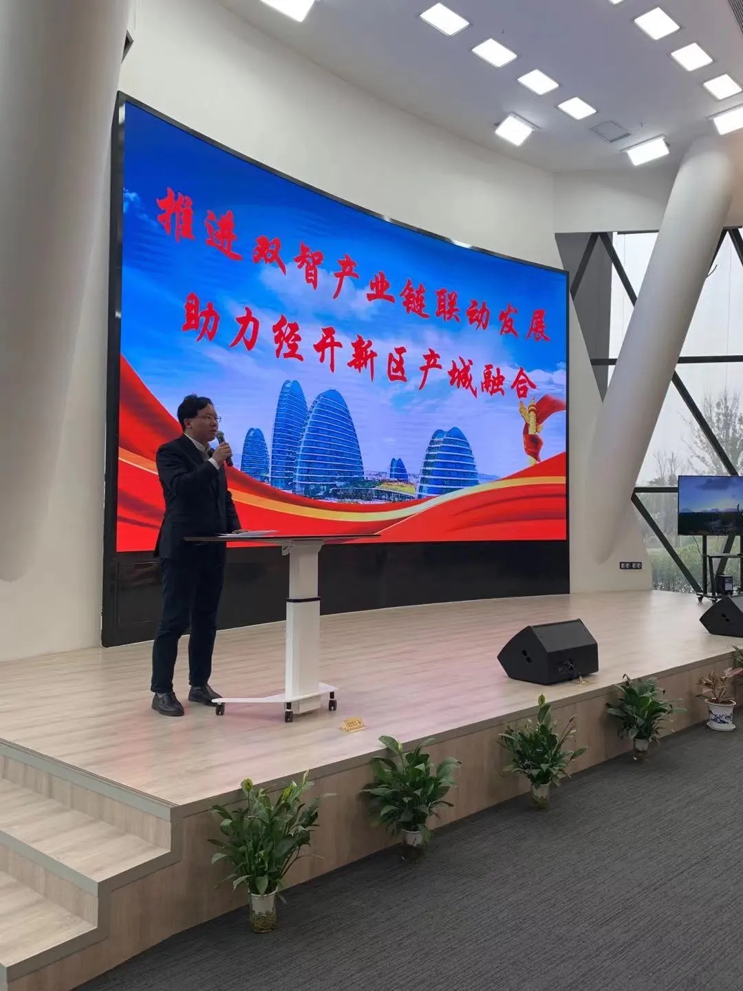 车都智投公司联合开展“推进双智产业链联动发展,助力经开新区产城融合”主题党日活动。